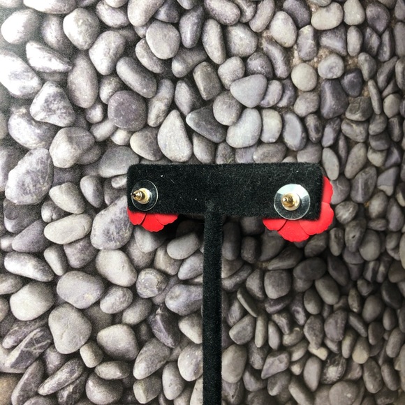 Red flower petal earrings. - Picture 4 of 4